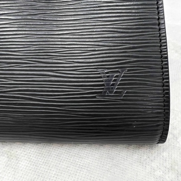 Authentic LV Epi hand bag - Picture 2 of 9